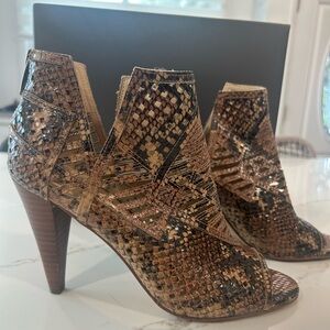 Vince Camuto vc-allistan wooden retro python heels booties size 8 1/2